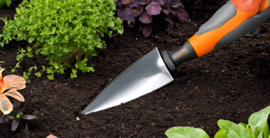 Fiskars Ergo Garden Trowel for Digging and Planting, Heavy Duty Gardening Hand Tool with Hanging Hole